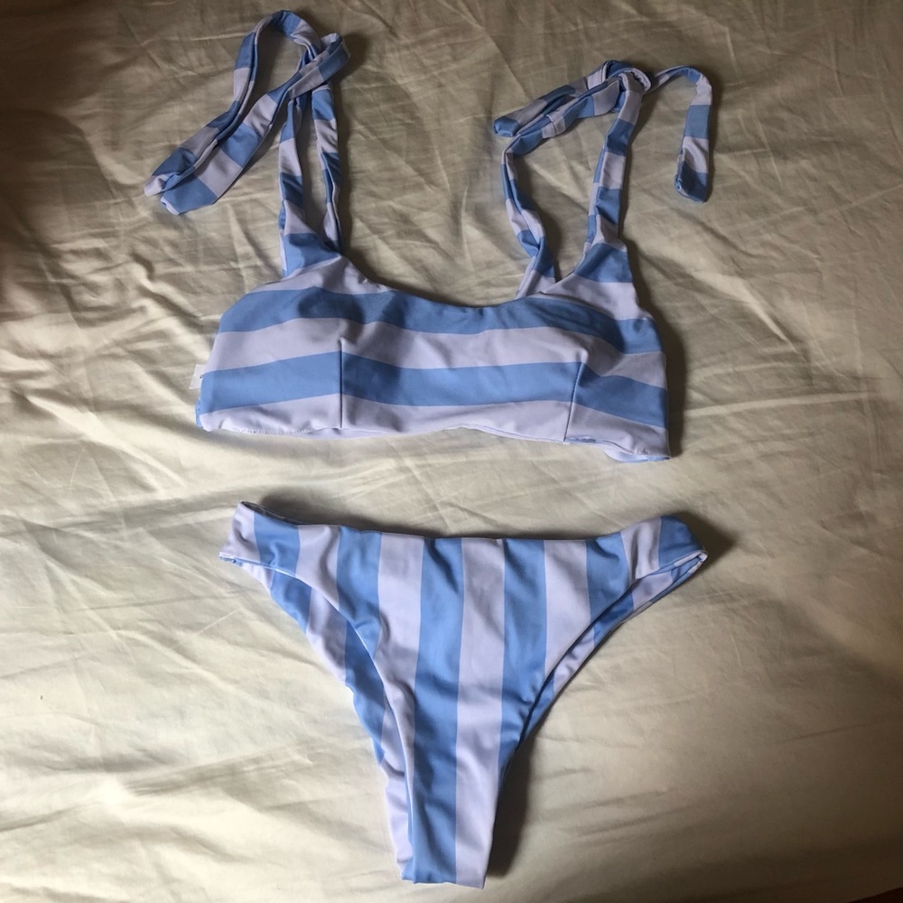 Tie Shoulder Scoopneck Bikini Top and Ruched Bottom Two Piece Bikini Set Small